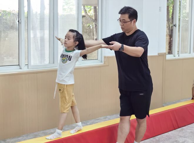 他在幼儿园教了25年体育(图2)