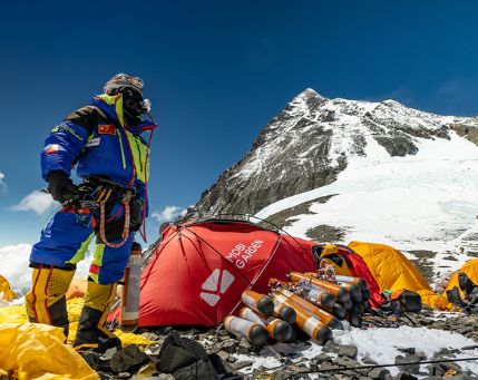 完美体育「百亿」目标下体育用品业的布局与突围(图8)