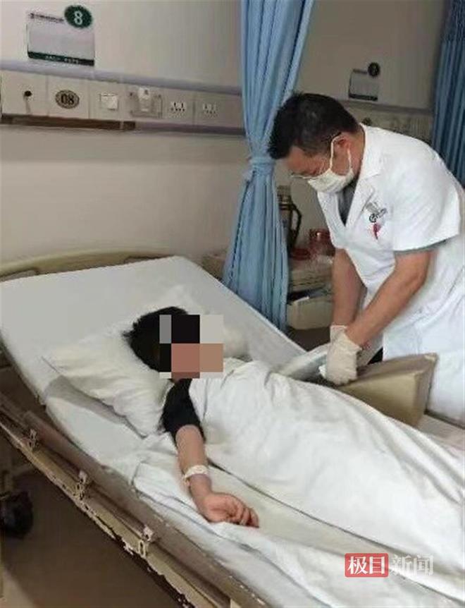 男孩玩单杠比爬高摔骨折专家提醒：孩子做这些运动时家长需密切关注