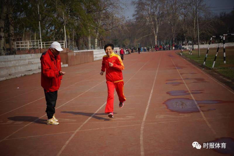 完美体育网站我身边的健身达人拿了119枚金牌的济南“冠军奶奶”分享跑步“秘诀”：年轻人要注意脚步老年人要跑得舒服(图1)