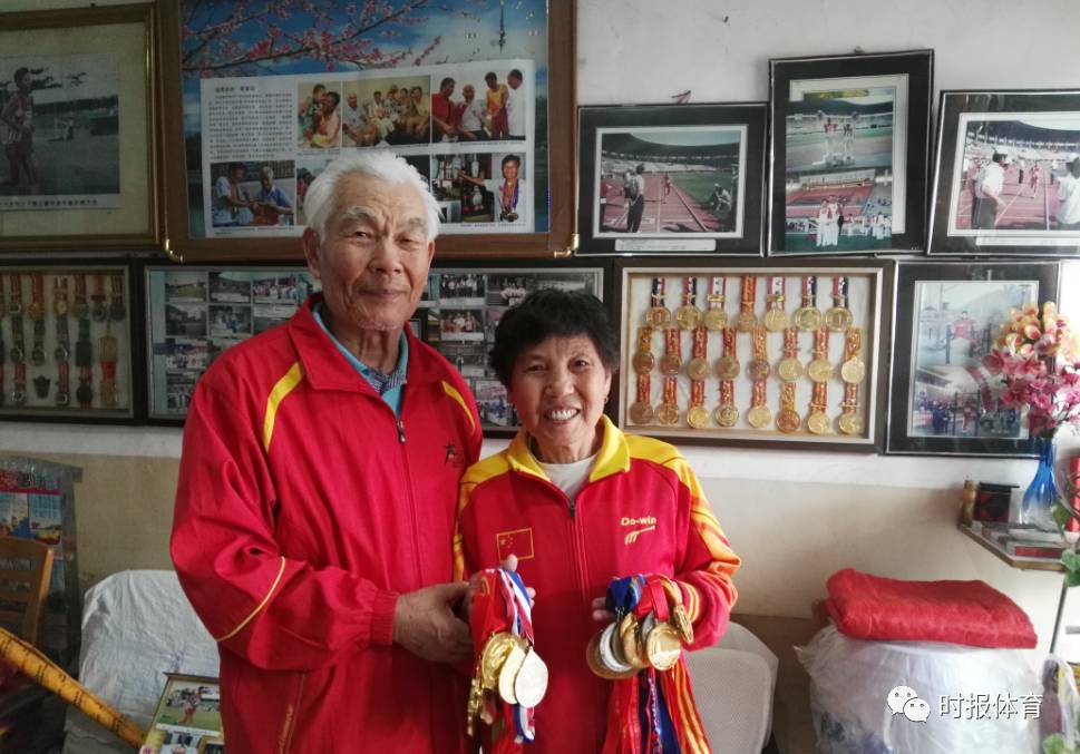 完美体育网站我身边的健身达人拿了119枚金牌的济南“冠军奶奶”分享跑步“秘诀”：年轻人要注意脚步老年人要跑得舒服(图2)