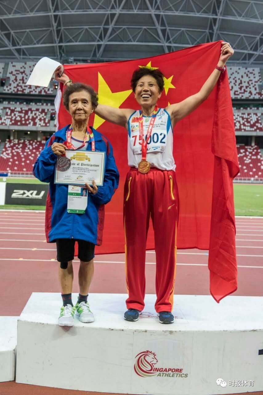 完美体育网站我身边的健身达人拿了119枚金牌的济南“冠军奶奶”分享跑步“秘诀”：年轻人要注意脚步老年人要跑得舒服(图8)