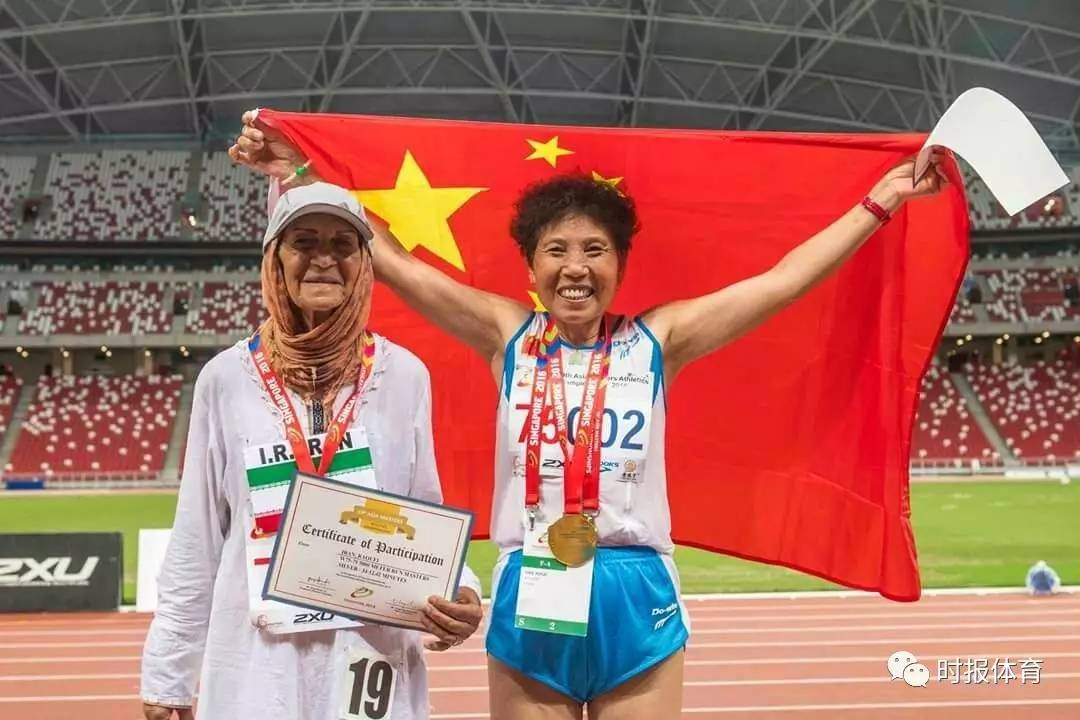 完美体育网站我身边的健身达人拿了119枚金牌的济南“冠军奶奶”分享跑步“秘诀”：年轻人要注意脚步老年人要跑得舒服(图5)