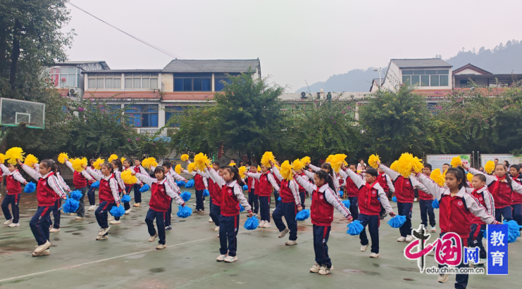 完美体育网站阳光少年展童真宜宾筠连海瀛小学举行“七彩阳光”广播体操比赛(图1)