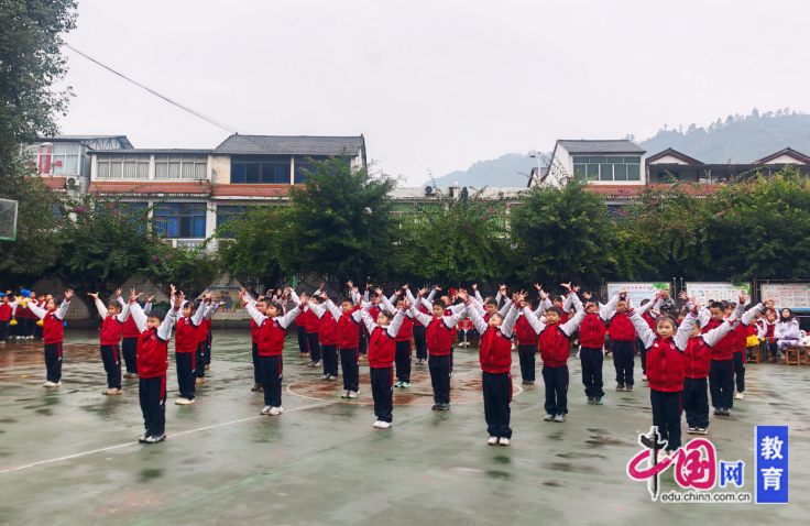 完美体育网站阳光少年展童真宜宾筠连海瀛小学举行“七彩阳光”广播体操比赛(图2)