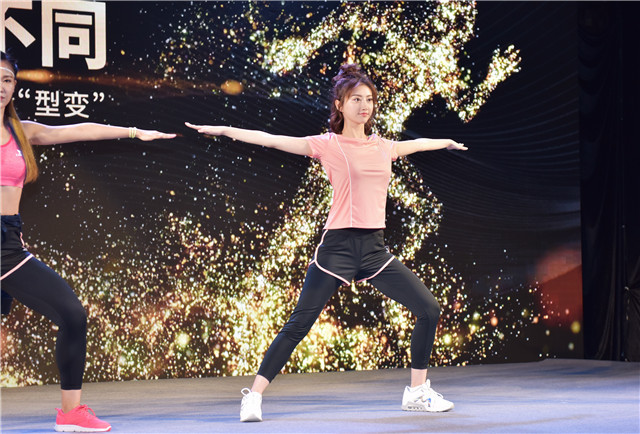 腰包送不停骆驼邀你和景甜一起运动健身(图2)
