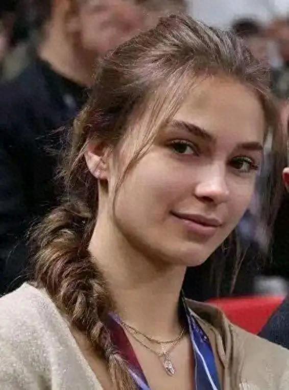 “俄罗斯体操女皇”卡巴耶娃：从冠军到政坛红人传奇人生太炸裂(图1)