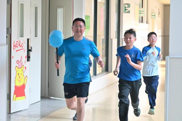 重庆市华新实验小学体育节师生同跑800米(图6)
