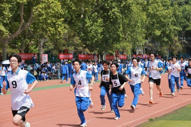 西安太白学校第八届体育节暨第28届田径运动会圆满完美体育网站落幕！(图3)